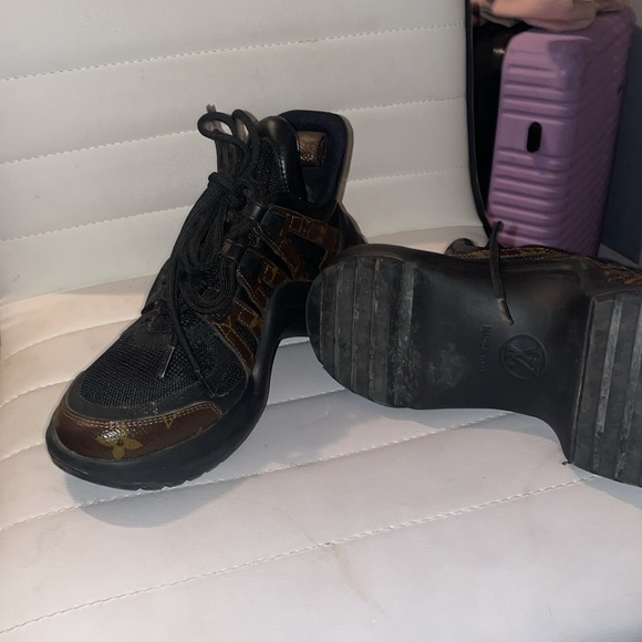 Barely use Louis Vuitton sneakers size 6 - Picture 2 of 3